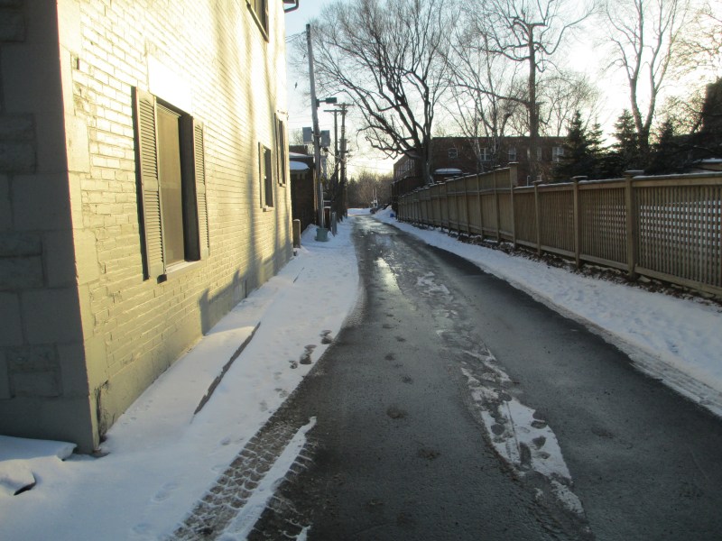 Lane joining Metcalfe & Melville Aves.